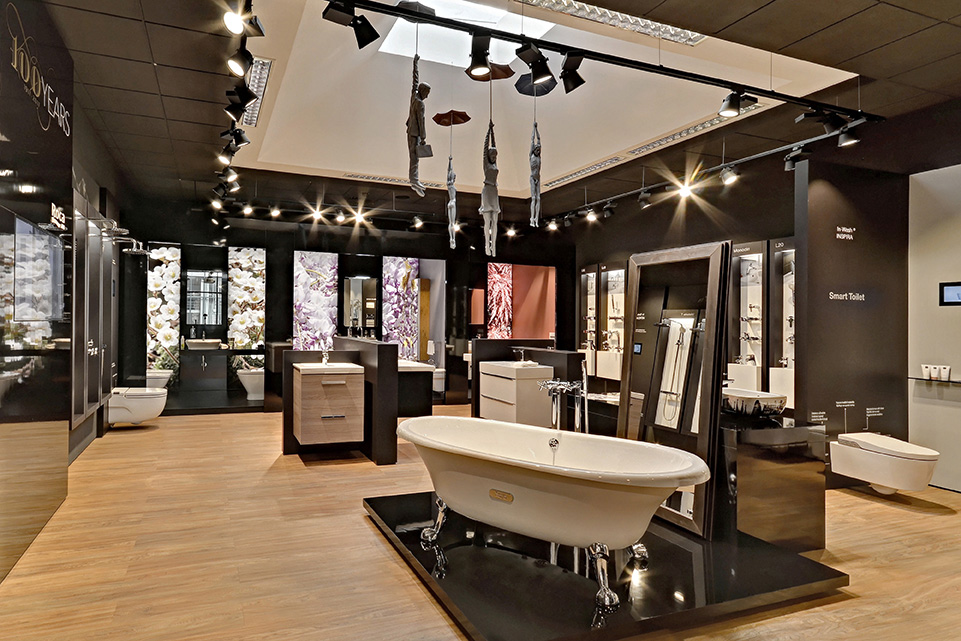 Lo showroom di baggni in via Legerova non solo espone servizi igienici per il pubblico, ma li presenta anche ai professionisti nel campo dell'architettura, del design e dell'impiantistica idraulica.